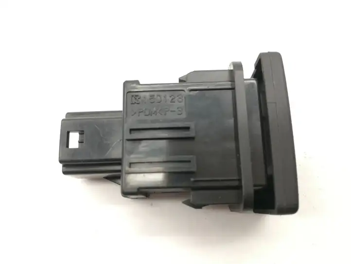 Toyota Avensis T270 (2009 - 2012) 15D123 Кнопка фаркопа в багажнике — фото 3