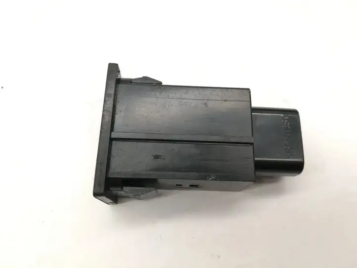 Toyota Avensis T250 (2006 - 2009) 156795 Кнопка фаркопа в багажнике — фото 3
