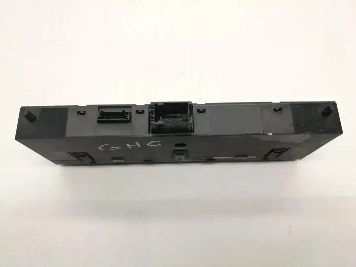 BMW 5 E60 E61 (2004 - 2010) 9134027 Кнопка фаркопа в багажнике — фото 5