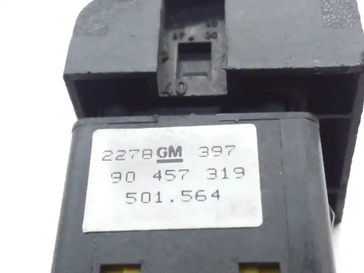 Opel Vectra (1999 - 2002)  90457319 Кнопка крюка в багажнике