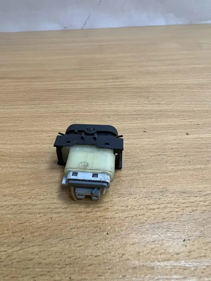 Mercedes-Benz ML W163 (1997 - 2005) 1638202210 Кнопка фаркопа в багажнике — фото 5