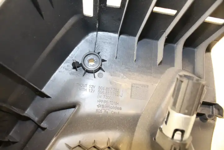 Volkswagen Golf VII (2013 - 2019) 5G6867762H Прочая отделка багажника — фото 5