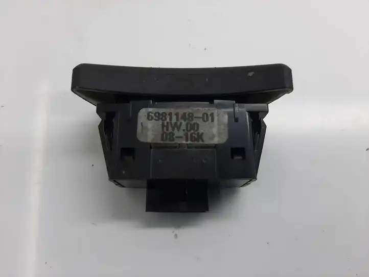 BMW 5 E60 E61 (2004 - 2010) 6981148 Кнопка фаркопа в багажнике — фото 2