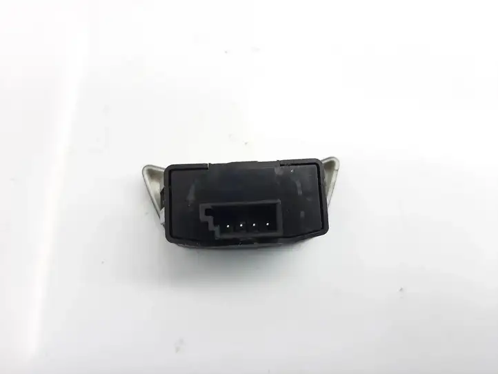 BMW 5 E60 E61 (2004 - 2010) 6981148 Кнопка фаркопа в багажнике — фото 3