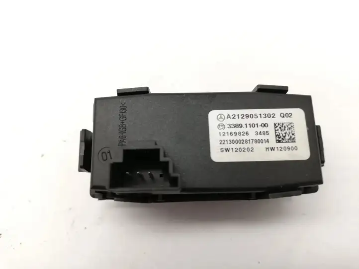 Mercedes-Benz E W212 (2009 - 2016)  A2129051302 Кнопка крюка в багажнике