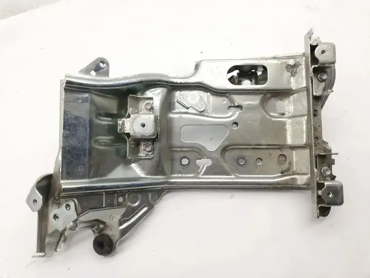 Toyota Yaris (2014 - 2019) Другая часть кузова — фото 3