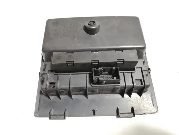 Volkswagen Tiguan (2007 - 2011) 1T2857368E Кнопка фаркопа в багажнике — фото 2