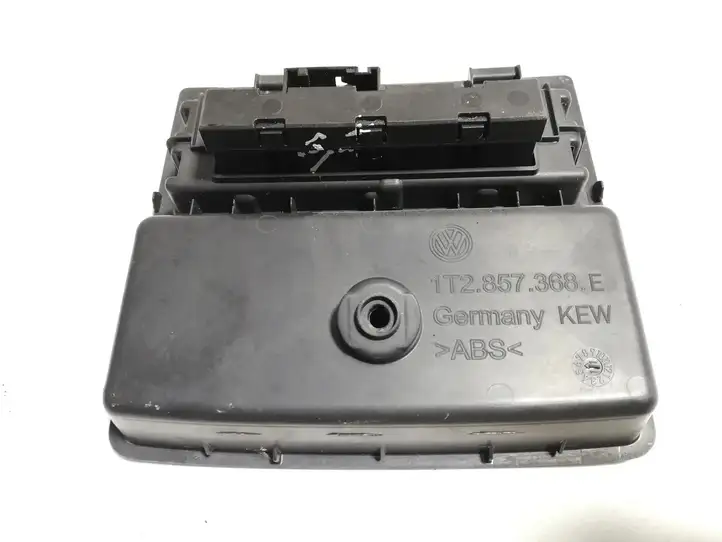 Volkswagen Tiguan (2007 - 2011) 1T2857368E Кнопка фаркопа в багажнике — фото 3