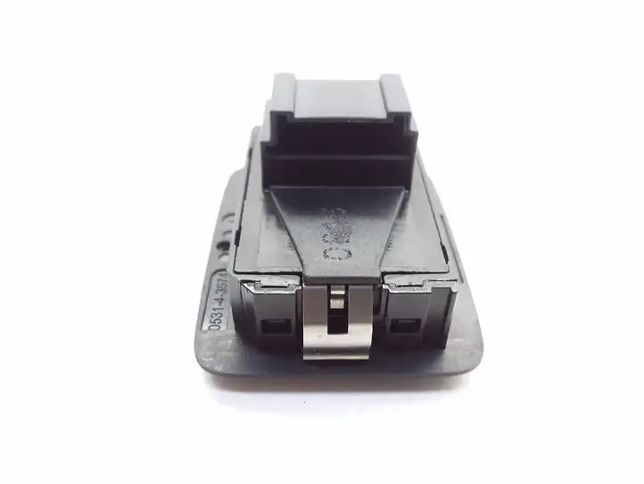 Volkswagen PASSAT B6 (2005 - 2010) 053143574 Кнопка фаркопа в багажнике — фото 3
