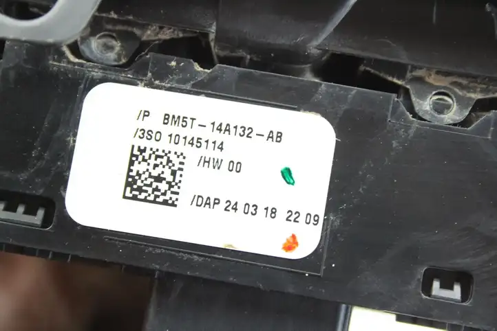 Ford Focus (2019 - ) BM5T14A132AB Кнопка фаркопа в багажнике — фото 7