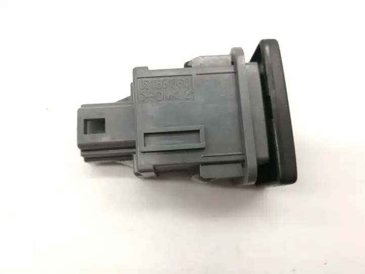 Toyota Prius (NHW20) (2003 - 2009) 15B060 Кнопка фаркопа в багажнике — фото 2