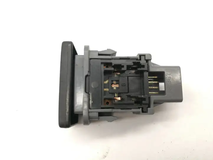 Toyota Prius (NHW20) (2003 - 2009) 15B060 Кнопка фаркопа в багажнике — фото 3