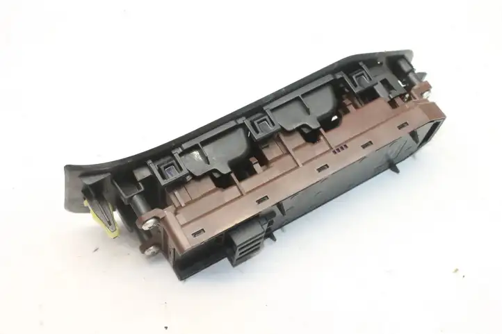 Toyota Verso (2012 - 2015) Кнопка фаркопа в багажнике — фото 3