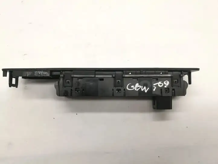 BMW X6 F16 (2014 - 2017) 9262719 Кнопка фаркопа в багажнике — фото 2