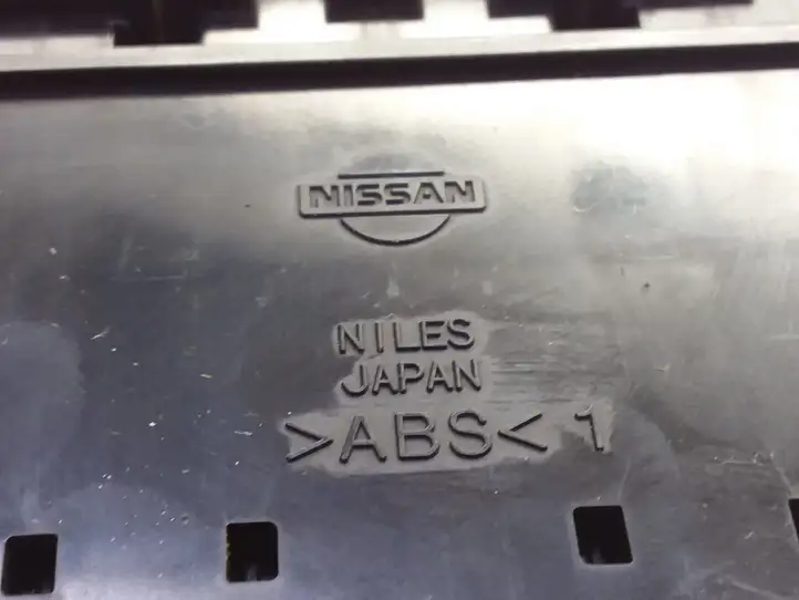 Nissan X-Trail T30 (2001 - 2007) Кнопка фаркопа в багажнике — фото 5