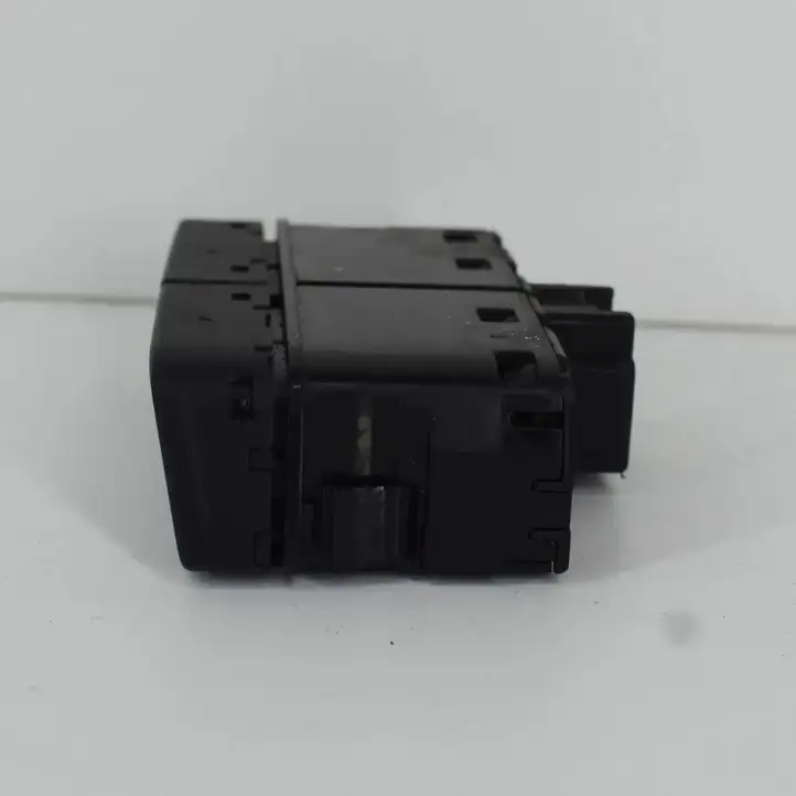 Ford Focus (2011 - 2015) AM5T18K574AB Кнопка фаркопа в багажнике — фото 2