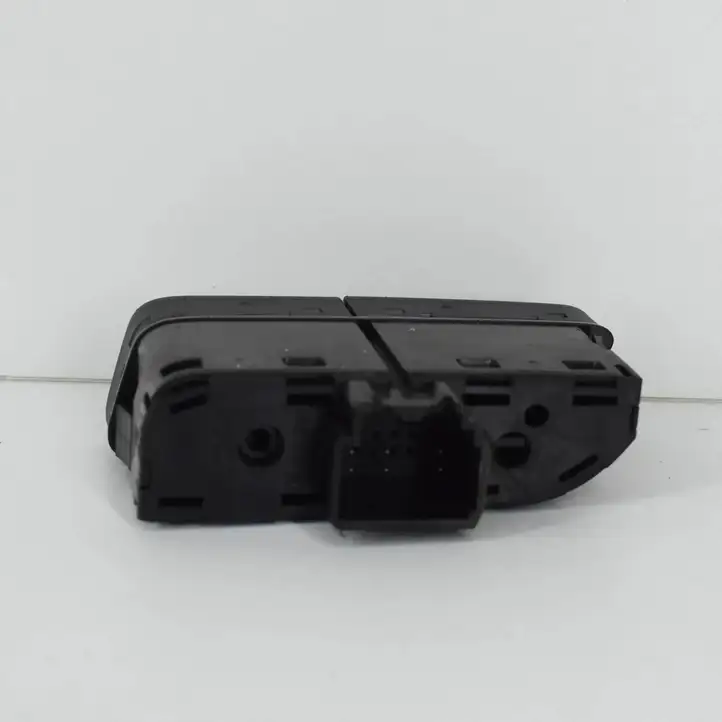 Ford Focus (2011 - 2015) AM5T18K574AB Кнопка фаркопа в багажнике — фото 3