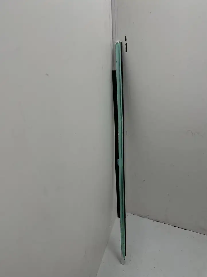 Audi Q5 (2008 - 2012)  8R0853284F Отделка стекла передней двери