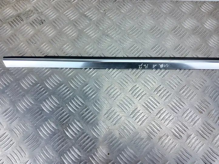 Mercedes-Benz A W176 (2012 - 2018) A1767250182 Накладка стекла передней двери — фото 6