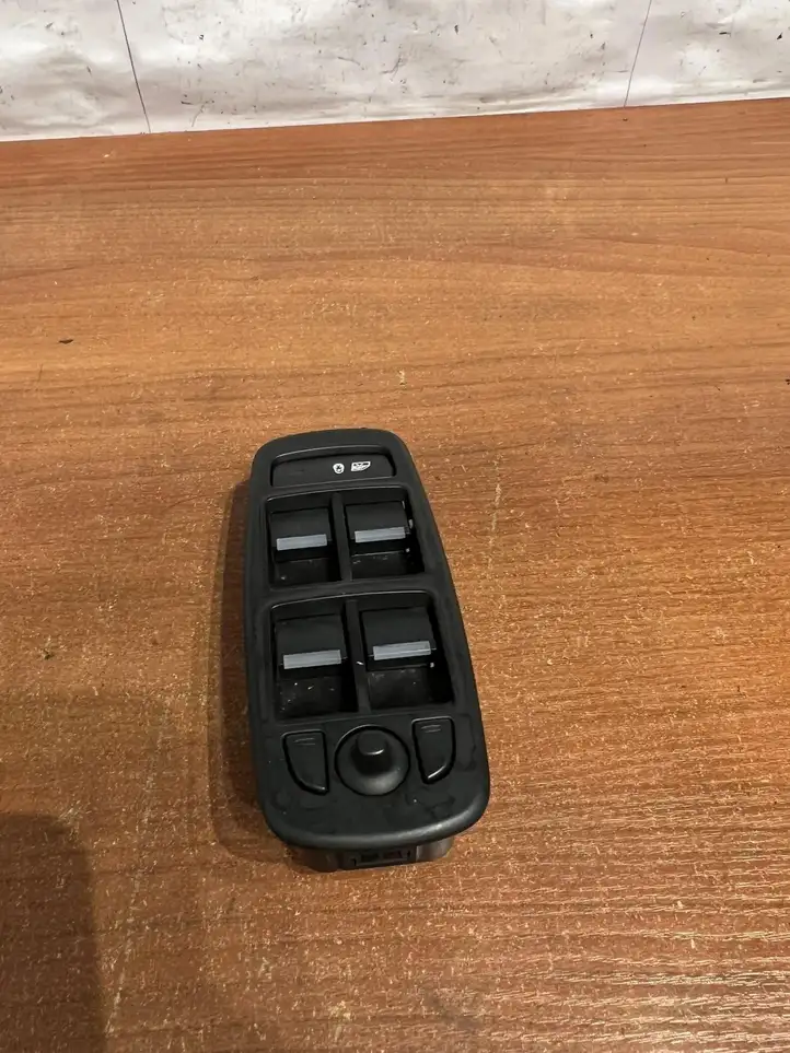 Jaguar XE (2014 - 2019) SPA027JT00F Кнопка фаркопа в багажнике — фото 1