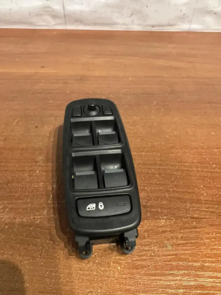 Jaguar XE (2014 - 2019) SPA027JT00F Кнопка фаркопа в багажнике — фото 3