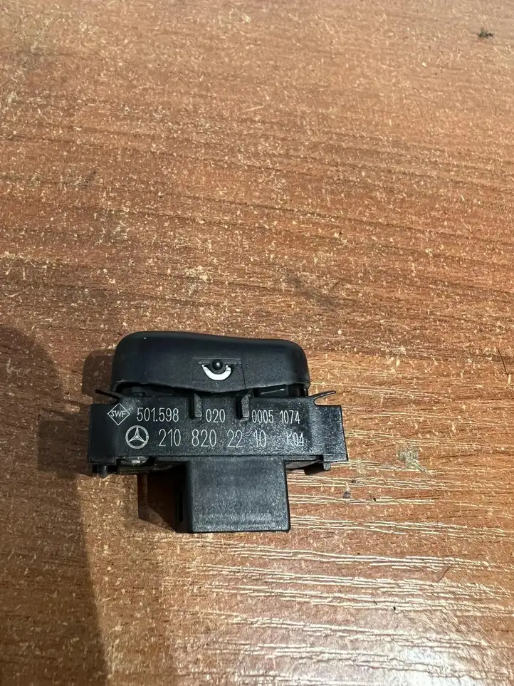 Mercedes-Benz E W210 (1995 - 2002) 2108202210 Кнопка фаркопа в багажнике — фото 2
