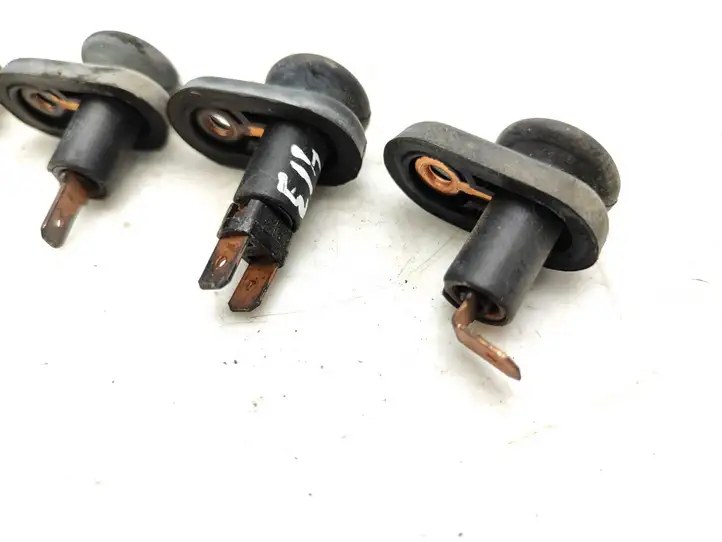 Suzuki Forenza (2003 - 2010)   Датчик открывания передней двери (на крыле)