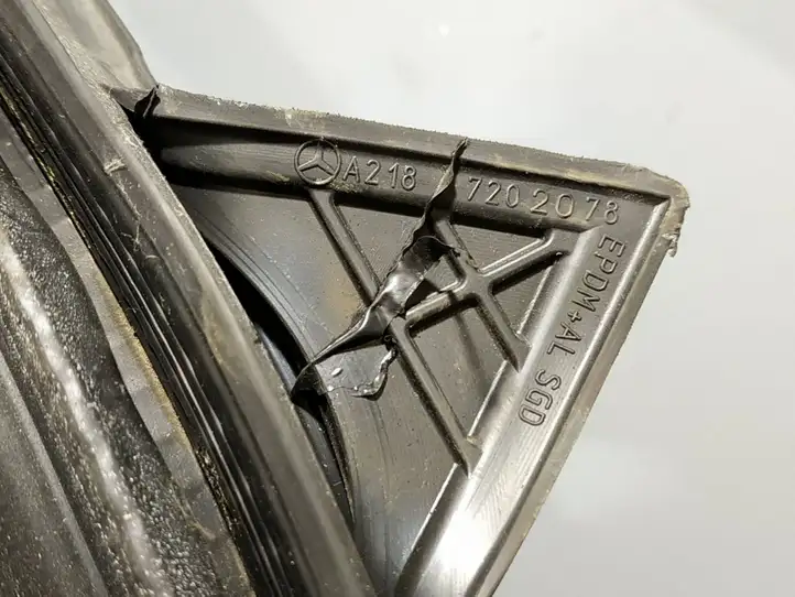 Mercedes-Benz CLS C218,X218 (2011 - 2017)   Уплотнительная резина стекла передней двери