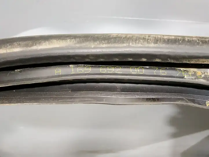 Mercedes-Benz A W169 (2004 - 2012)   Уплотнительная резина стекла передней двери