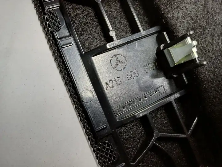 Mercedes-Benz E W238 (2017 - ) A2136800707 Накладка центрального динамика — фото 3