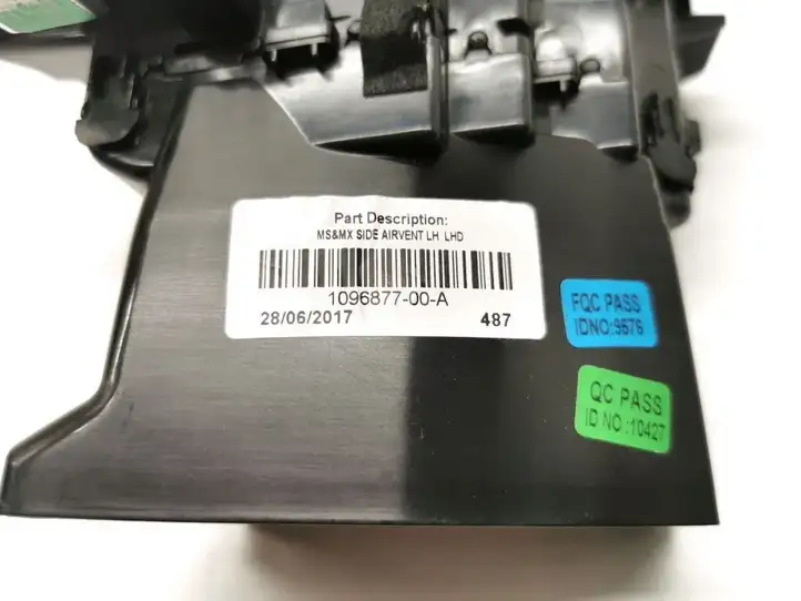 Tesla Model X (2015 - 2021) 1096877-00-A Боковой воздушный дефлектор — фото 3