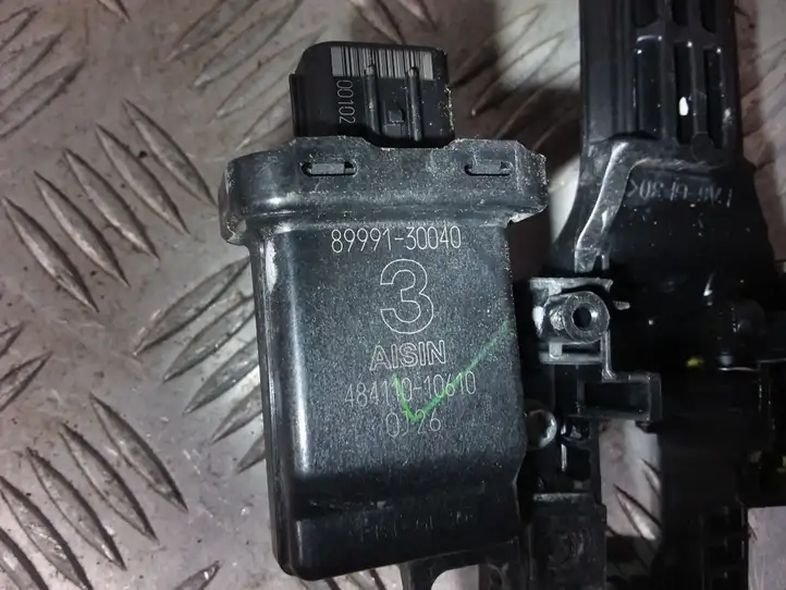 Toyota RAV 4 (XA30) (2006 - 2016)  8999130040 Крепление для наружной ручки передней двери