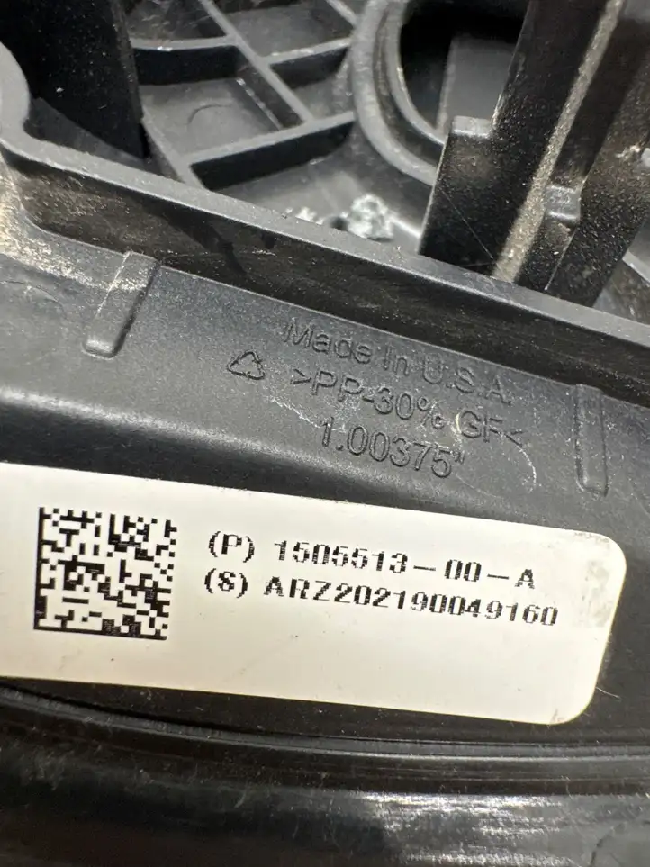 Tesla Model Y (2019 - 2024) 150551300A Крышка зарядного разъема — фото 3