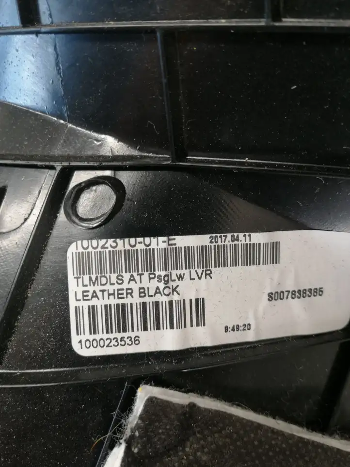 Tesla Model X (2015 - 2021) 100231001E Нижняя отделка панели приборов — фото 6