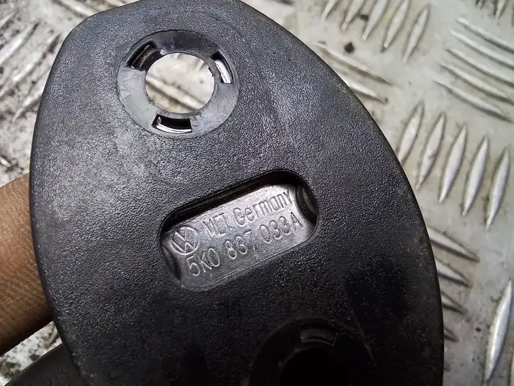 Volkswagen Tiguan (2007 - 2011)  5K0837033A Петля замка передней двери