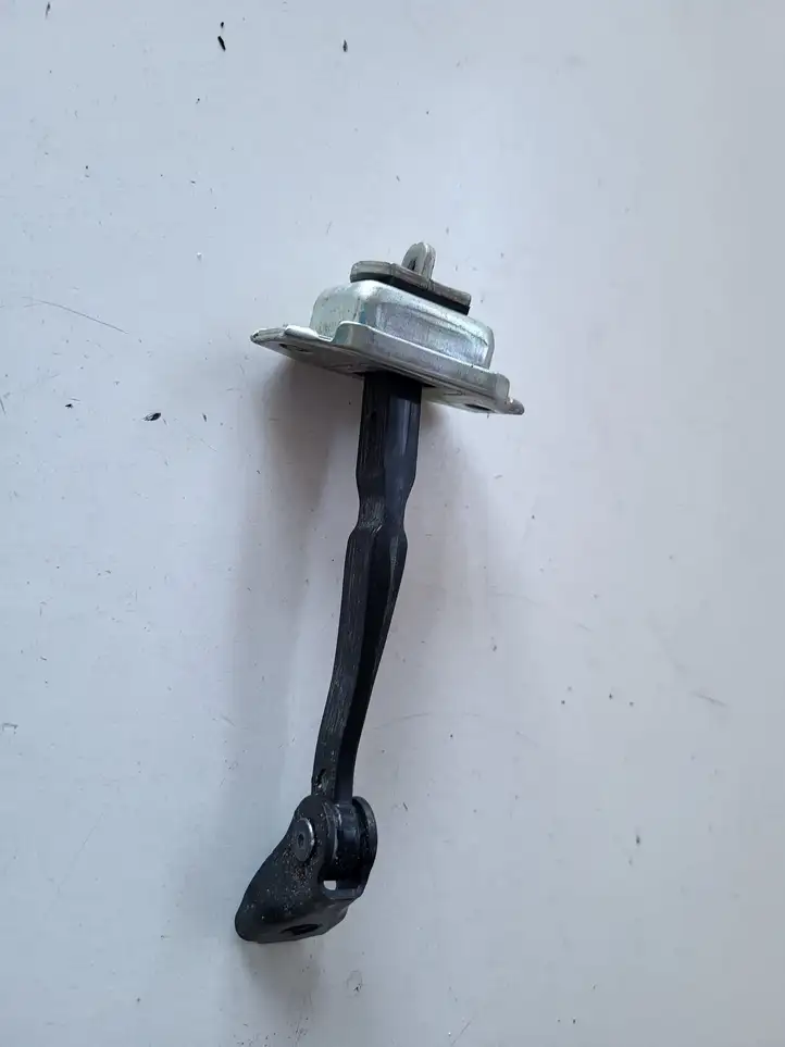 Renault Kadjar (2015 - 2018)   Ограничитель открывания передней двери