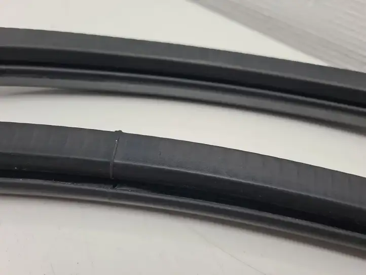 Volkswagen Caddy (2004 - 2010)  2K0837911F Уплотнительная резина передней двери (на кузове)