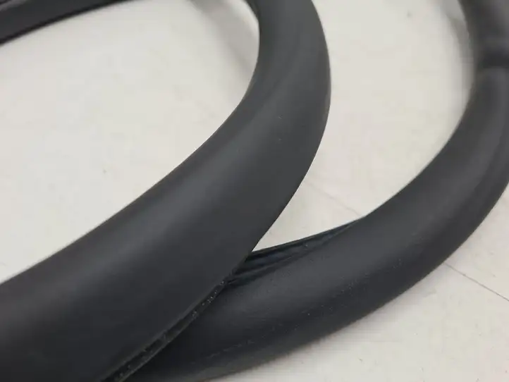 Volkswagen Caddy (2004 - 2010)  2K0837911F Уплотнительная резина передней двери (на кузове)