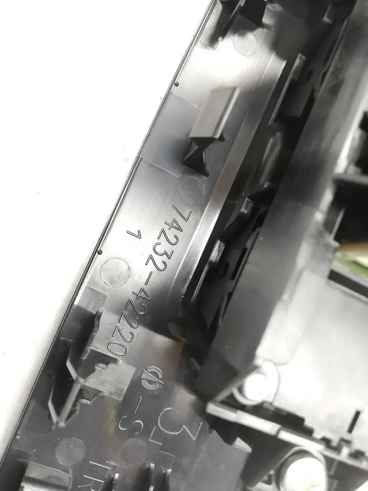 Toyota RAV 4 (XA50) 8404042030 Кнопка стеклоподъемников — фото 4