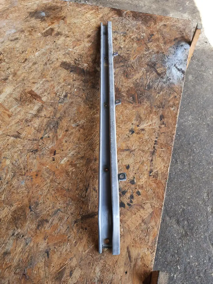 Volkswagen Transporter-Caravelle (2003 - 2009)  7H1843872AA Средняя направляющая раздвижной двери