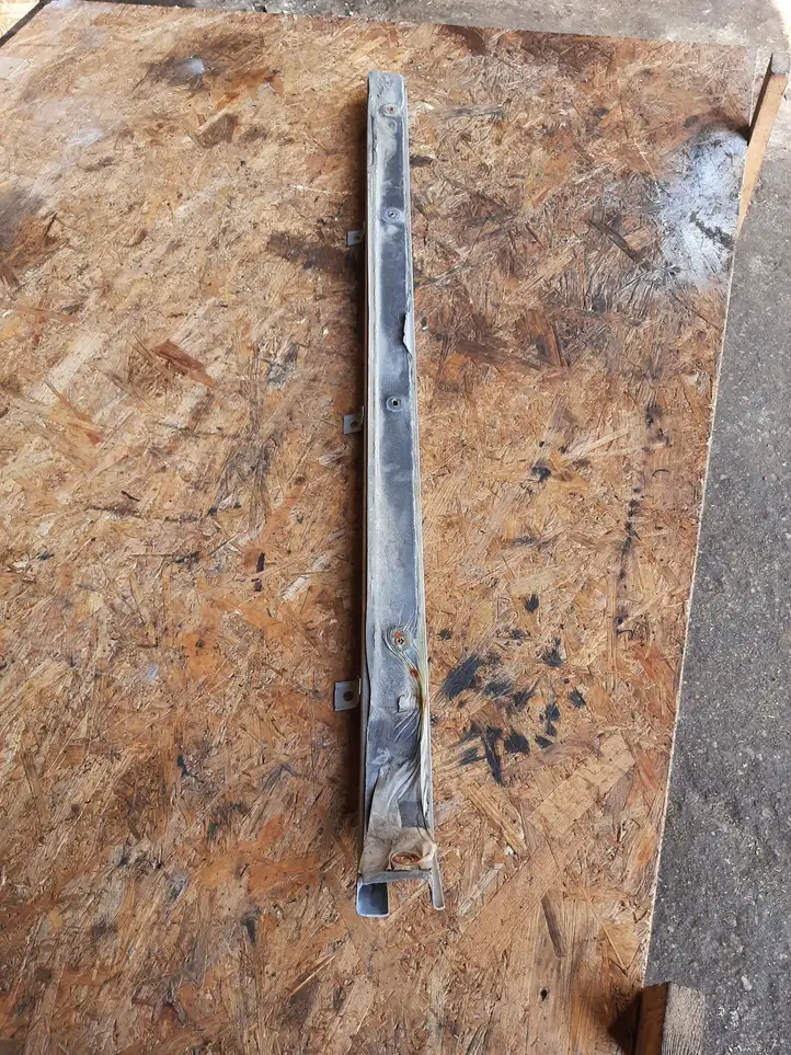 Volkswagen Transporter-Caravelle (2003 - 2009)  7H1843872AA Средняя направляющая раздвижной двери