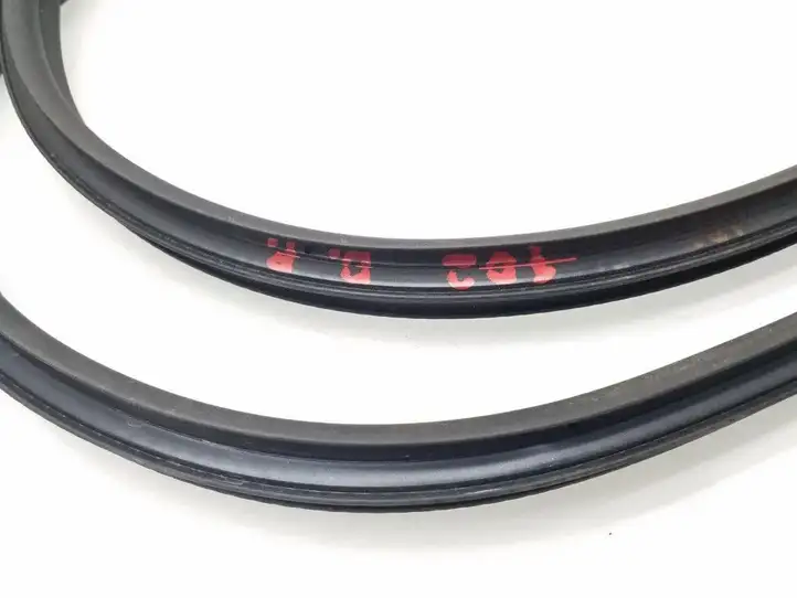 Mercedes-Benz CLA C117,X117,W117 (2013 - 2019) A1176920076 Уплотнитель передней двери (кузов) — фото 2