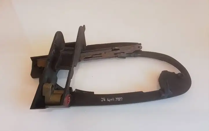 BMW 7 E65 E66 (2001 - 2008)  70137031 Крепление для наружной ручки передней двери