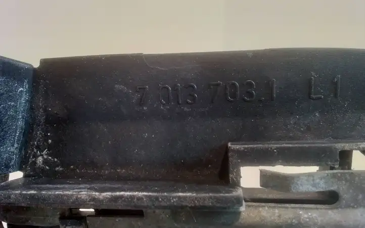 BMW 7 E65 E66 (2001 - 2008)  70137031 Крепление для наружной ручки передней двери