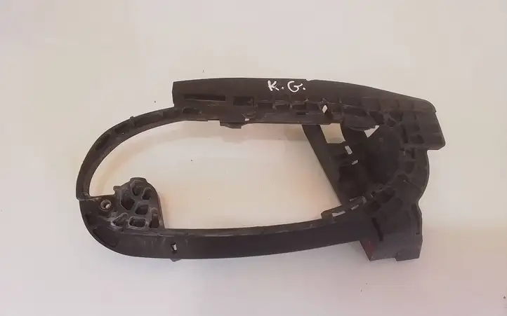 BMW 7 E65 E66 (2001 - 2008)  70137031 Крепление для наружной ручки передней двери