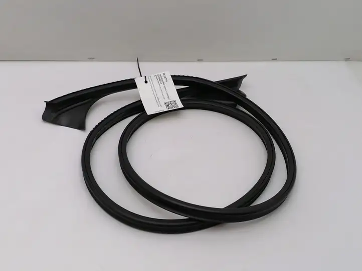 Mercedes-Benz CLA C117,X117,W117 (2013 - 2019) A1176730421 Уплотнитель передней двери (кузов) — фото 1
