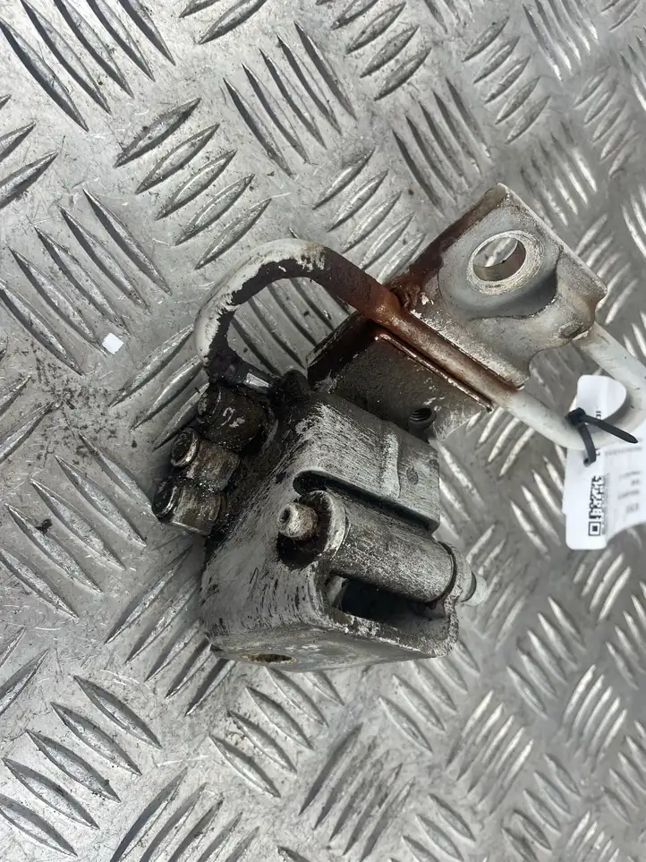 Volkswagen Caddy (2004 - 2010)   Нижняя петля передней двери