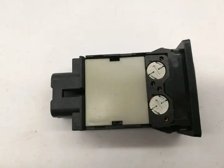 Toyota Avensis T250 (2006 - 2009) 156762 Кнопка фаркопа в багажнике — фото 2