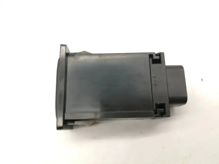 Toyota Avensis T250 (2006 - 2009) 156762 Кнопка фаркопа в багажнике — фото 4