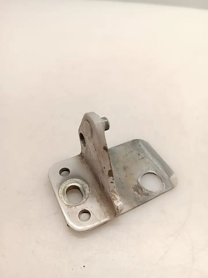 Volkswagen Caddy (2010 - 2015)   Нижняя петля передней двери